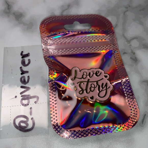 βLOVE STORYβ PURPLE & GOLD SCRIPT TAYLOR PIN - Picture 3 of 8